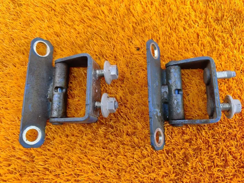 Петля двери багажника