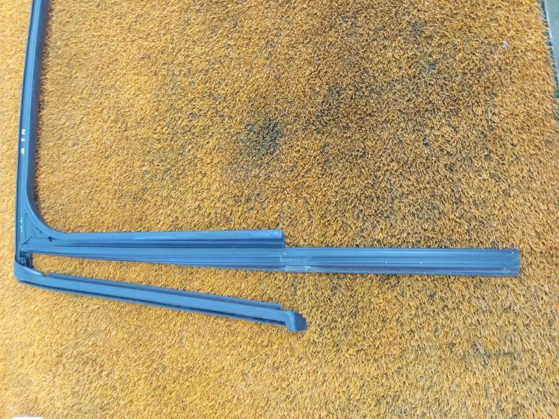 Уплотнитель стекла двери