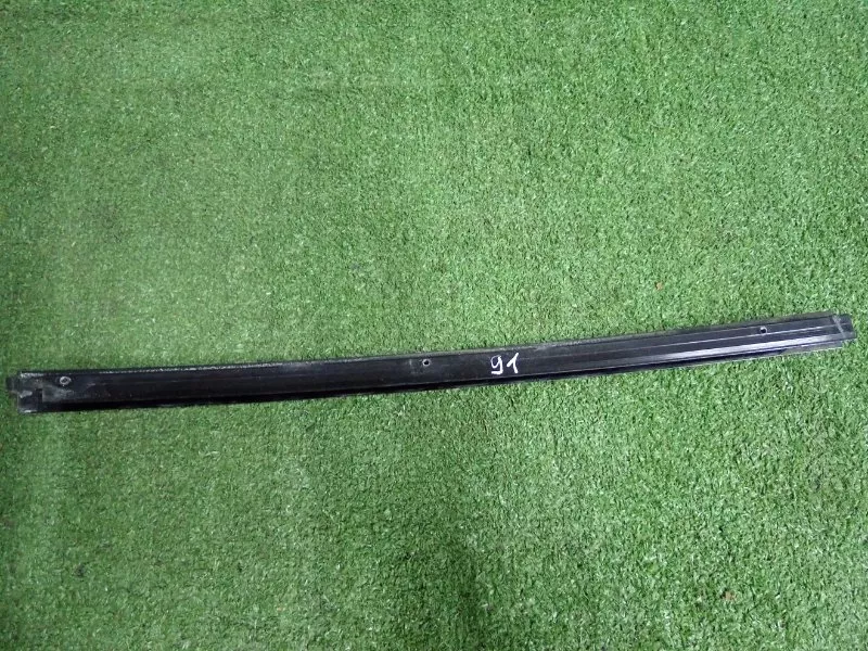 Направляющая стекла двери