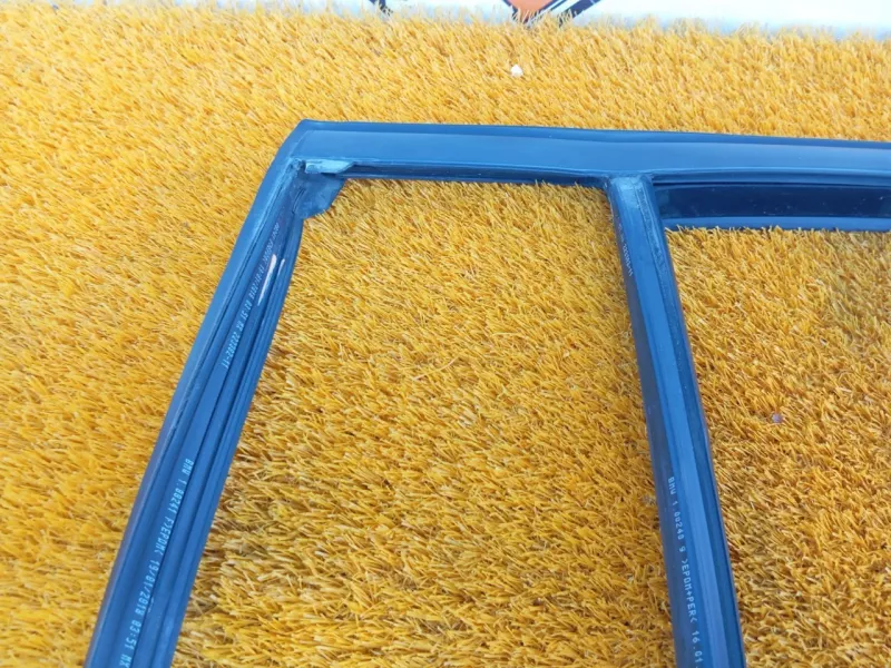 Уплотнитель стекла двери