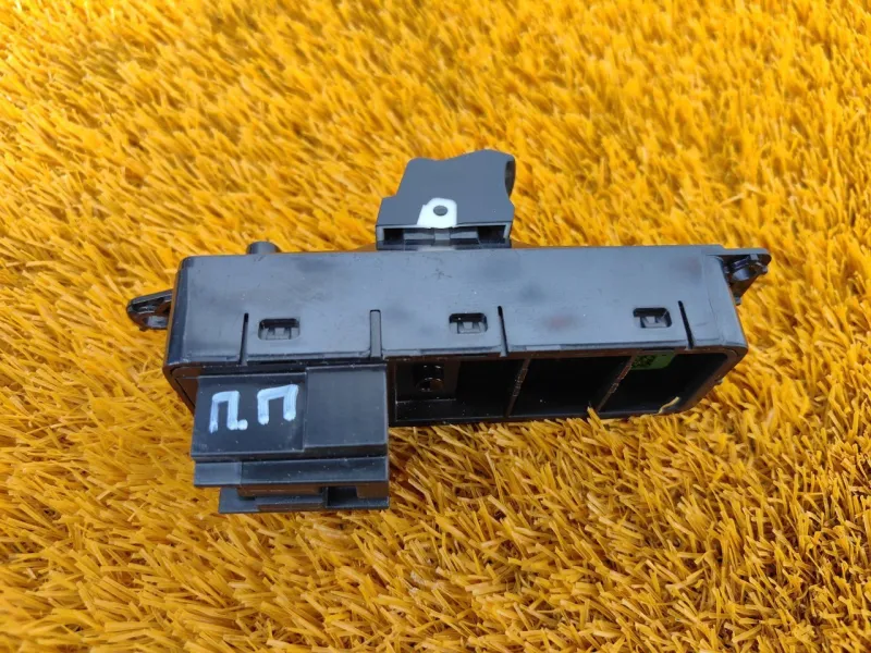 Кнопка стеклоподъемника