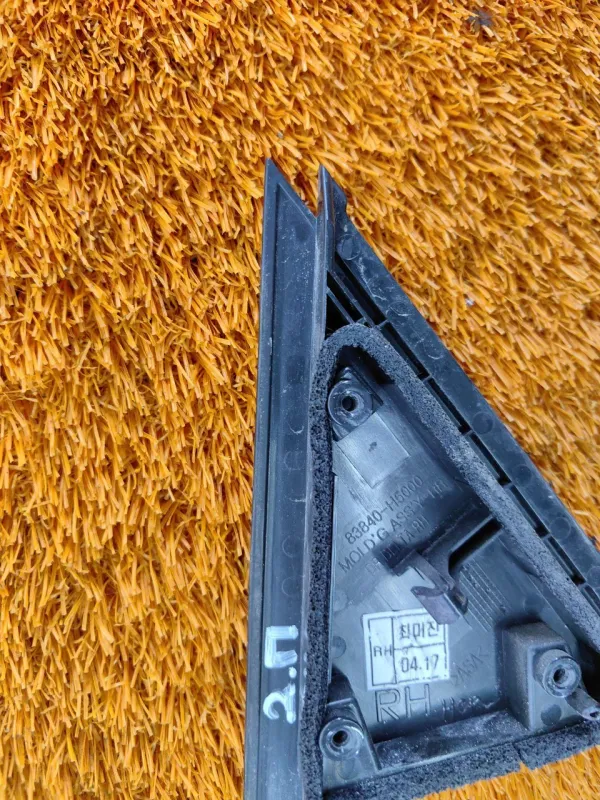 Уголок двери