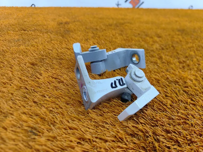 Петля двери