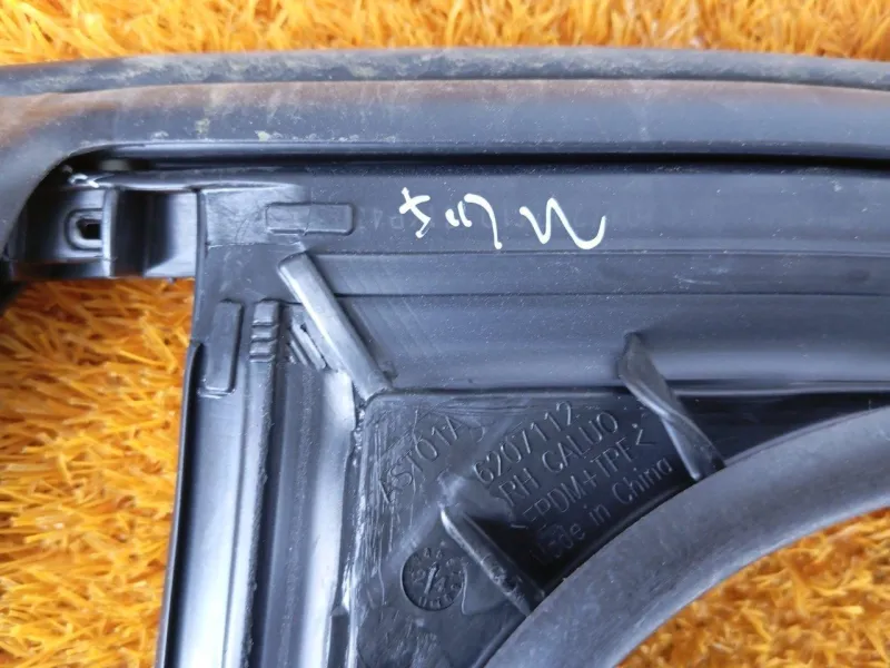 Уплотнитель стекла двери