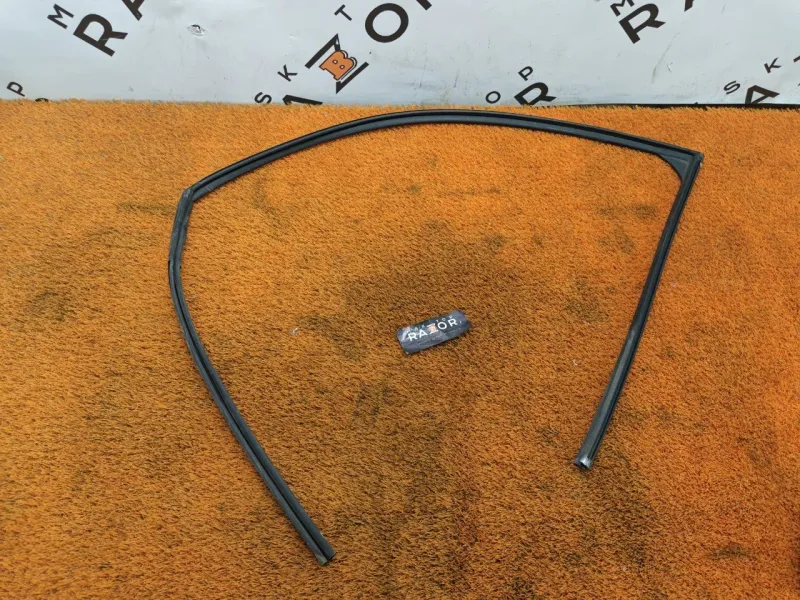 Уплотнитель стекла двери