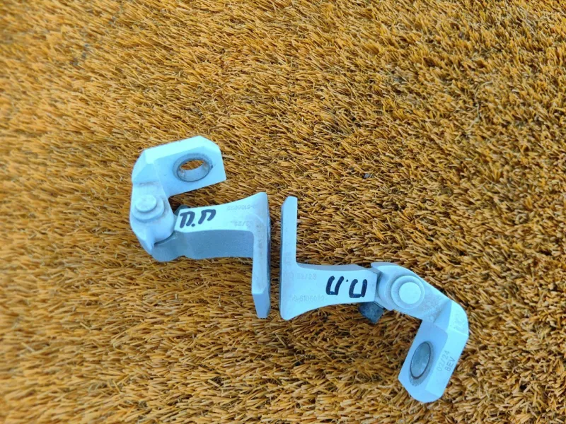 Петля двери