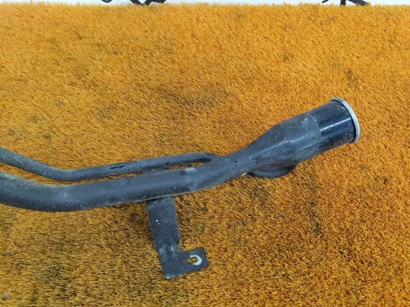 Горловина топливного бака