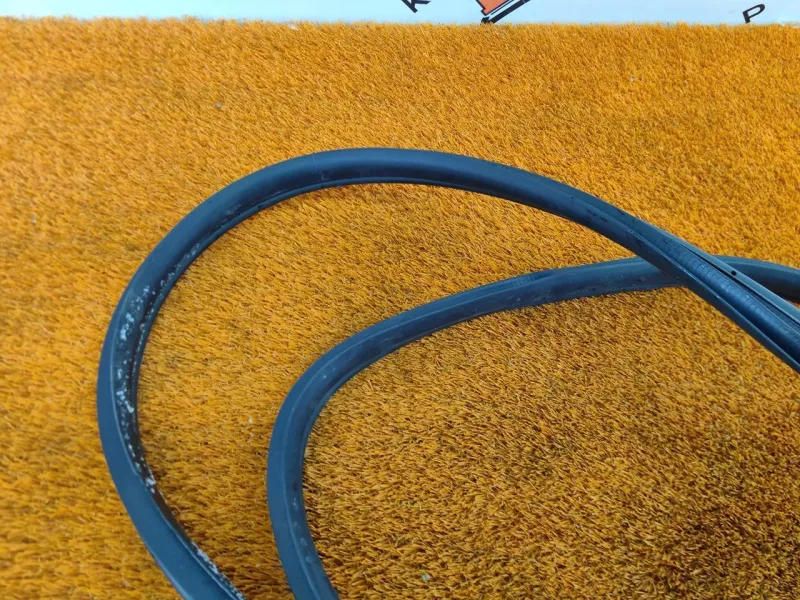 Уплотнитель проема двери