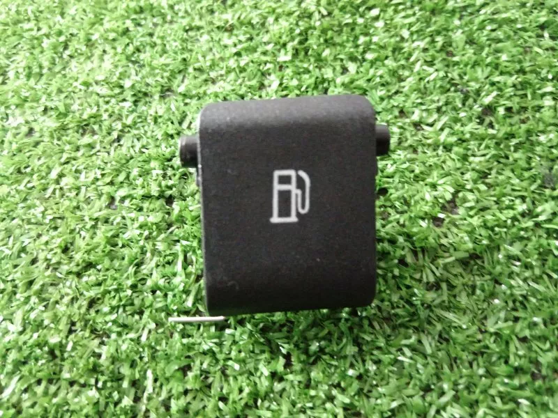 Кнопка открывания бензобака