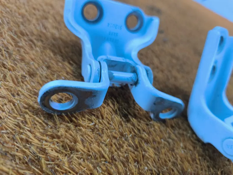 Петля двери