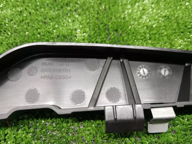 Кронштейн уплотнителя двери