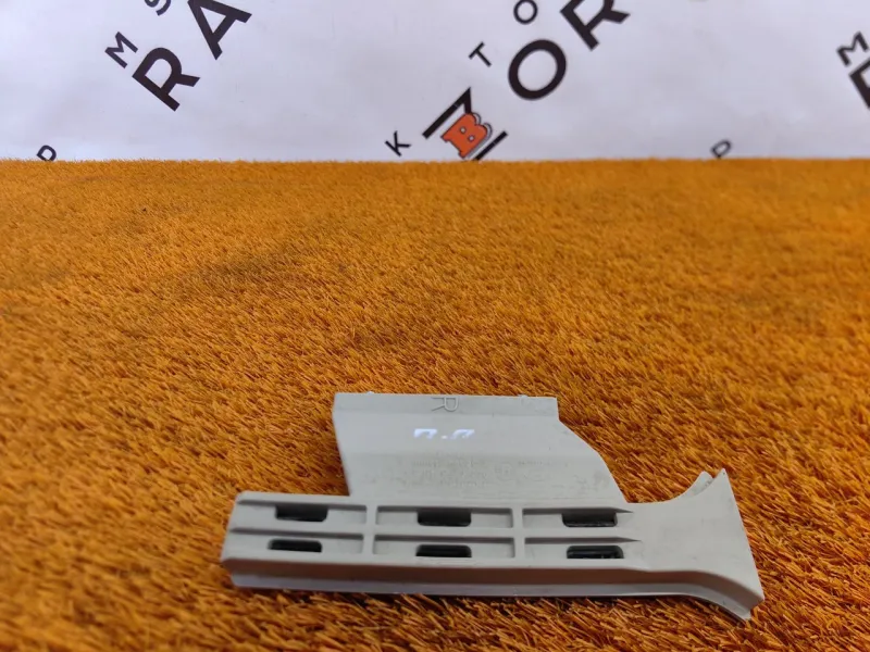 Направляющая стекла двери