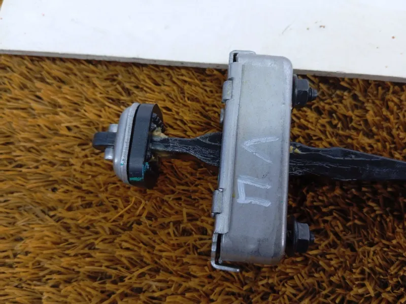 Ограничитель двери