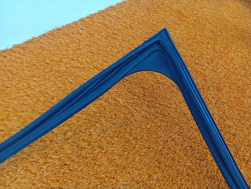 Уплотнитель стекла двери