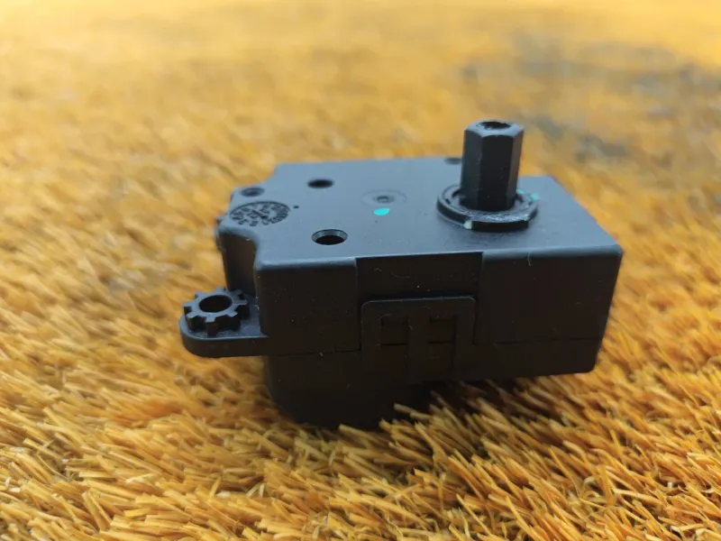 Сервопривод заслонок печки