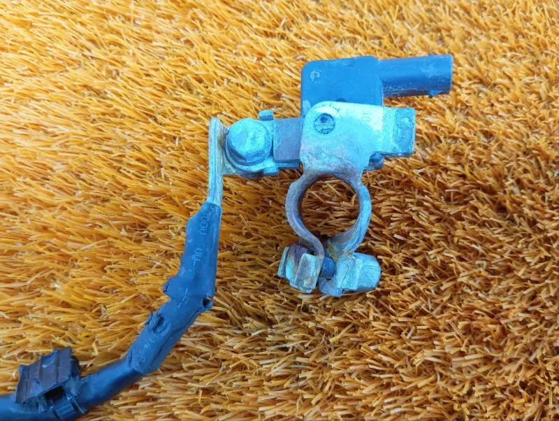 Клемма аккумулятора