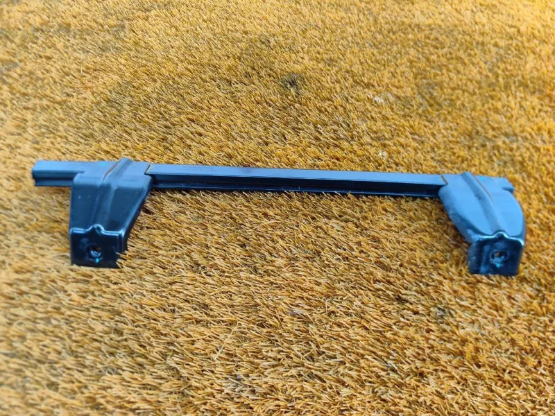 Направляющая стекла двери