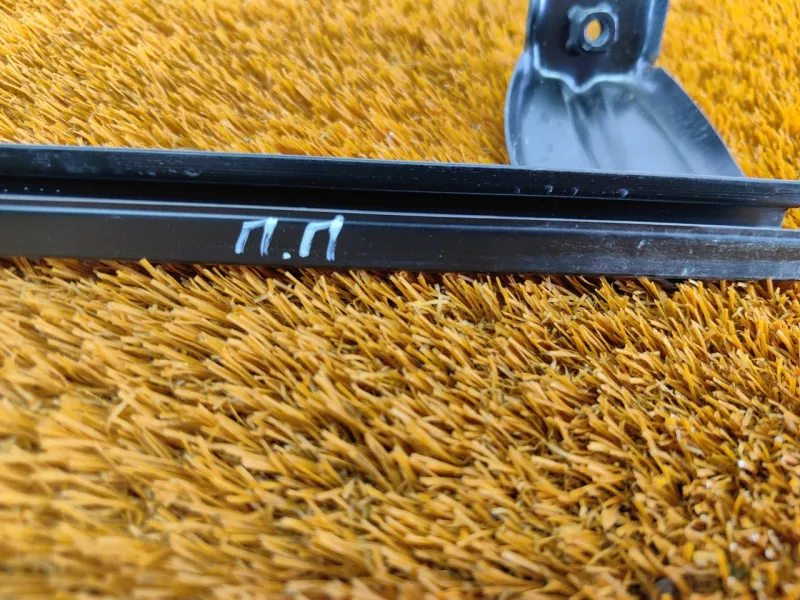 Направляющая стекла двери