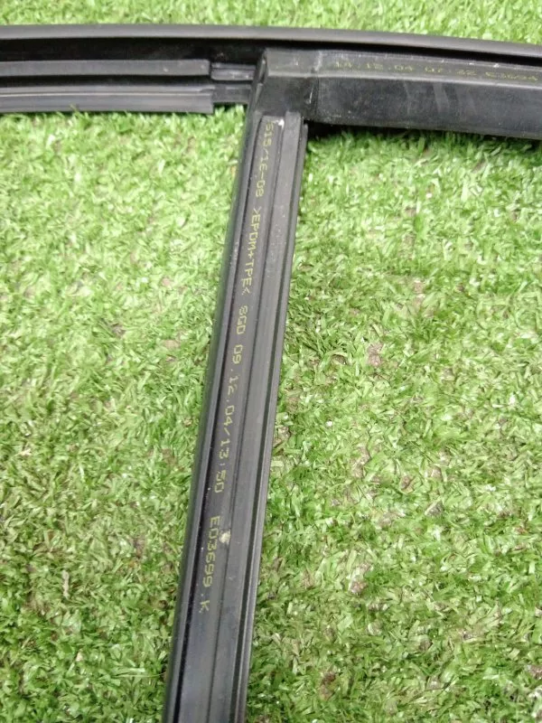 Уплотнитель стекла двери