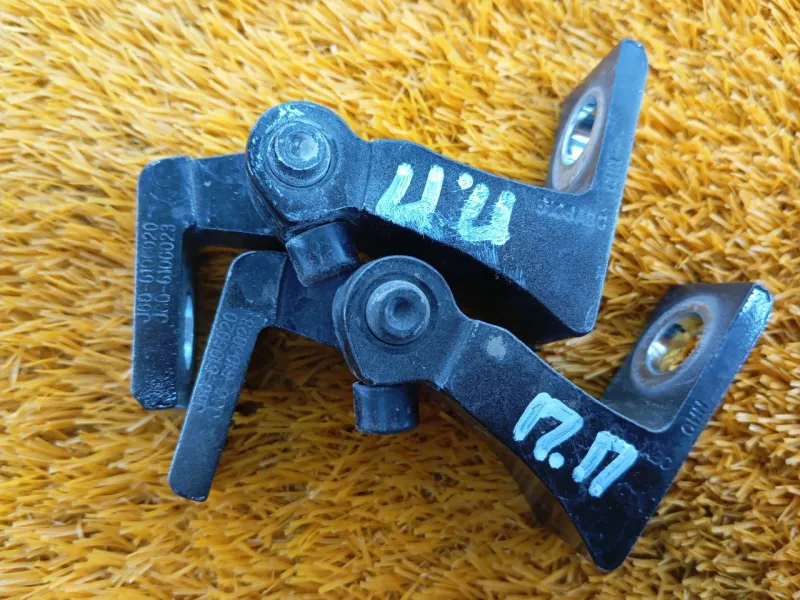 Петля двери