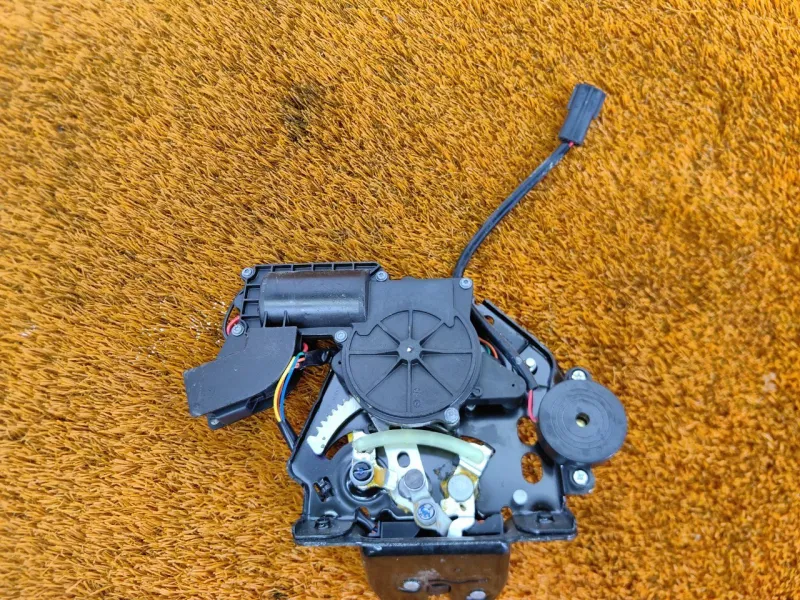 Замок багажника