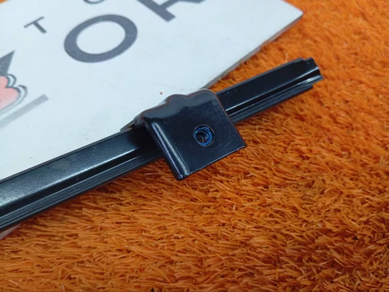 Направляющая стекла двери