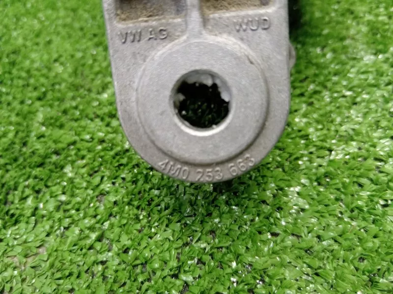 Крепление глушителя Audi A5 2019 4M0253147C 2 CYR, заднее правое