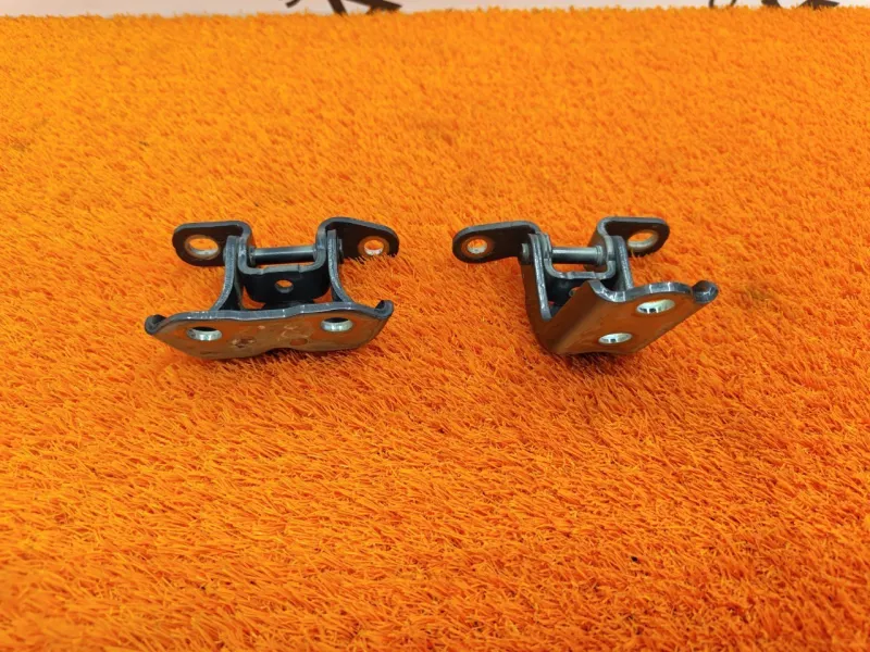 Петля двери