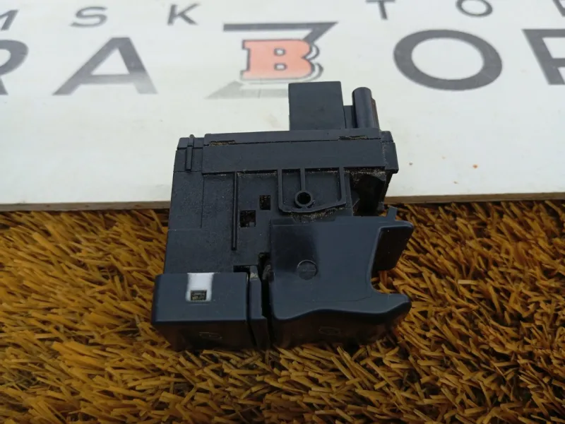 Кнопка стояночного тормоза