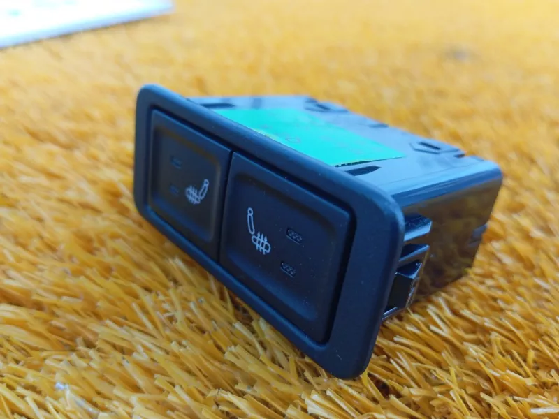 Кнопка обогрева сидений