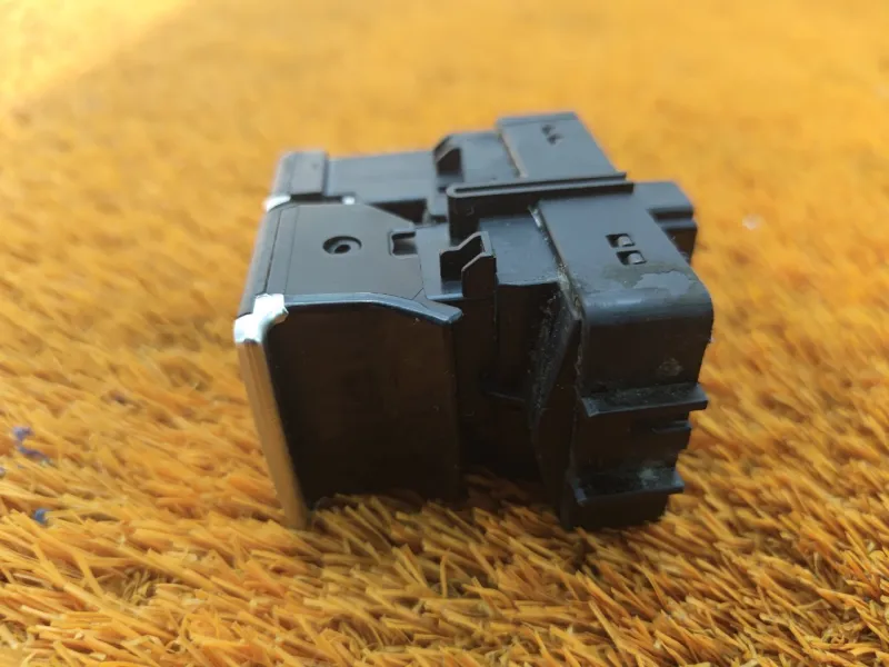 Кнопка стояночного тормоза