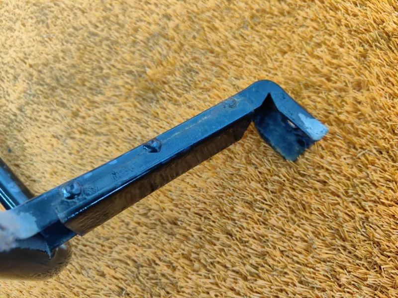 Крепление топливного бака