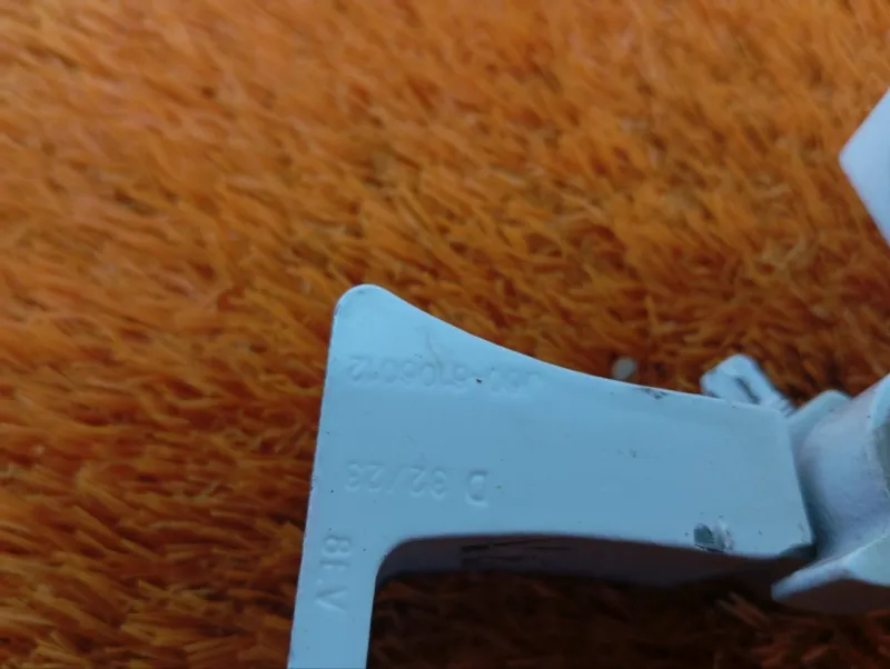 Петля двери