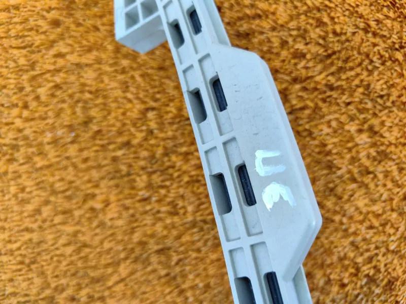 Направляющая стекла двери