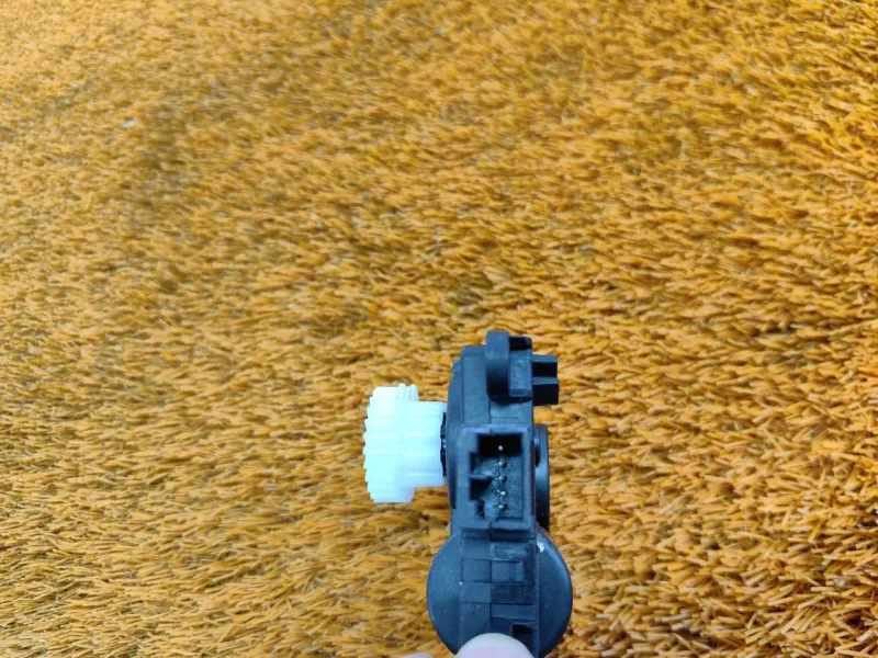 Сервопривод заслонок печки