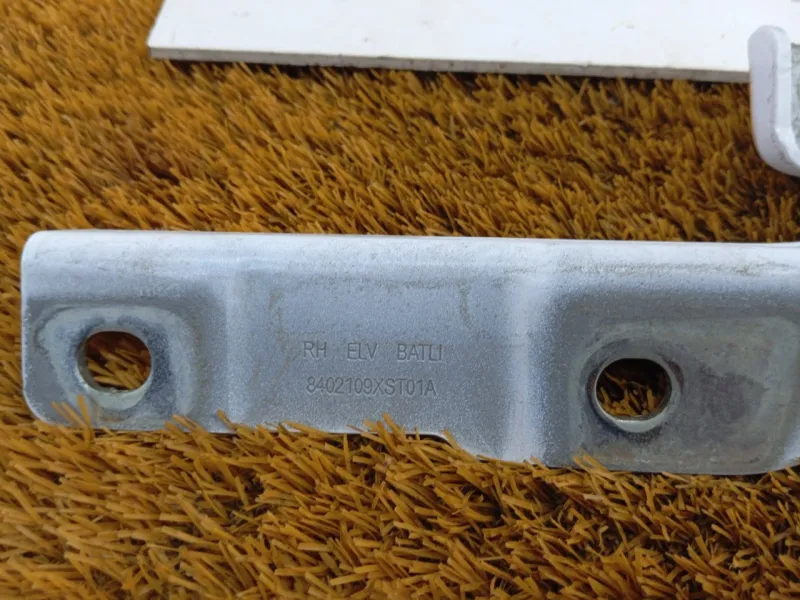 Петля капота