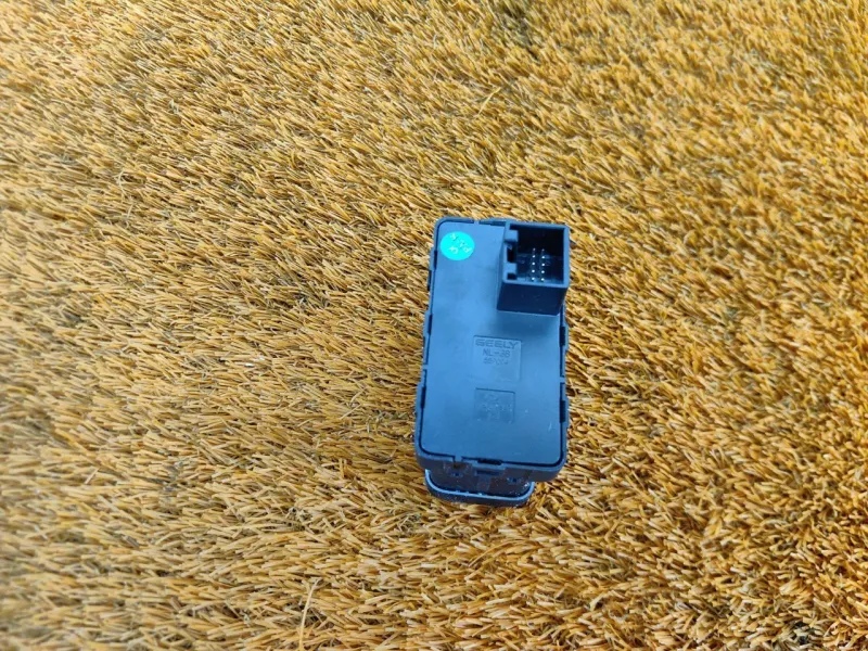 Кнопка стояночного тормоза