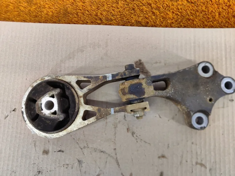 Подушка двигателя