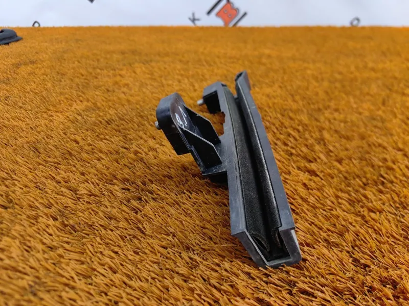 Направляющая стекла двери