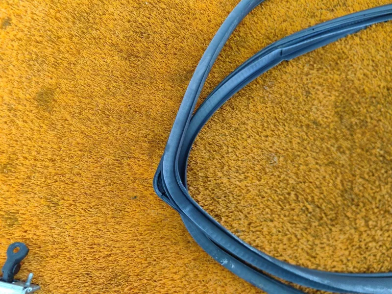 Уплотнитель проема двери