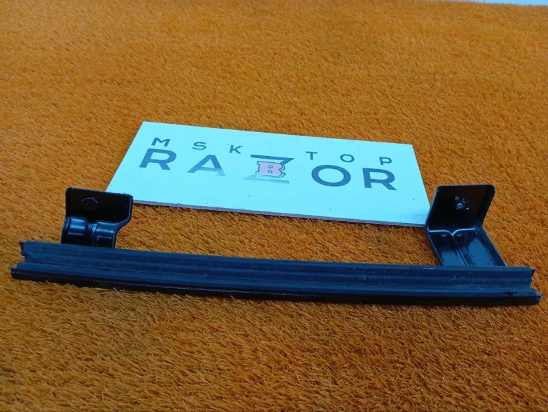 Направляющая стекла двери