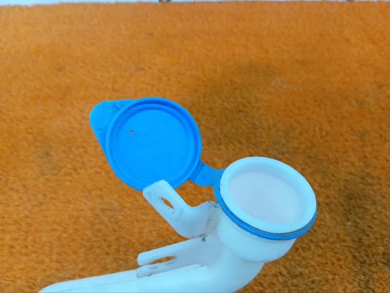 Горловина бачка стеклоомывателя