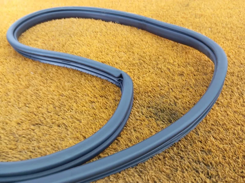 Уплотнитель проема двери