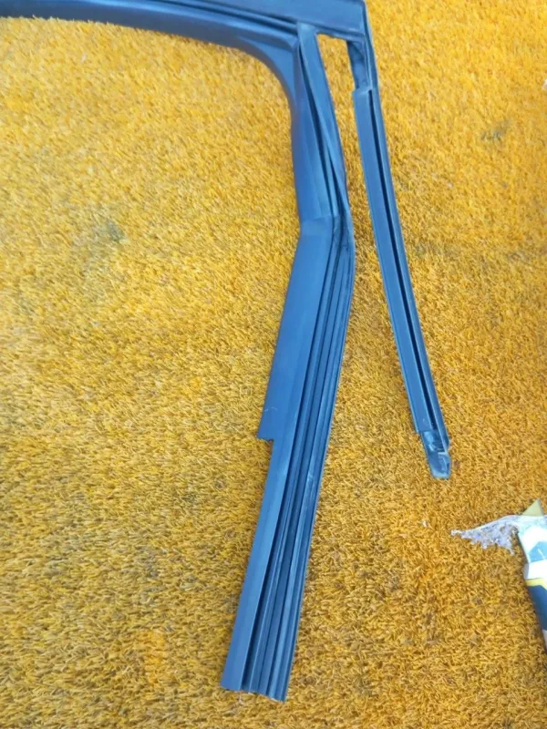 Уплотнитель стекла двери