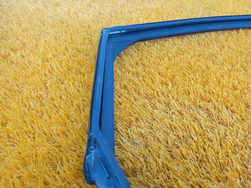 Уплотнитель стекла двери