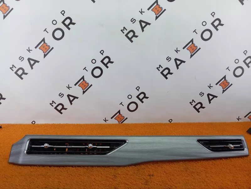 Декоративная накладка торпедо под дефлектор