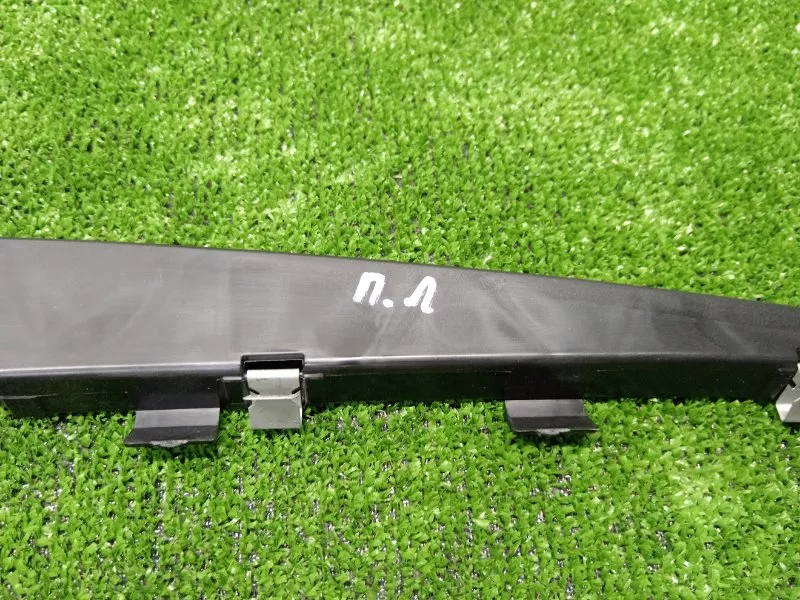 Кронштейн уплотнителя двери