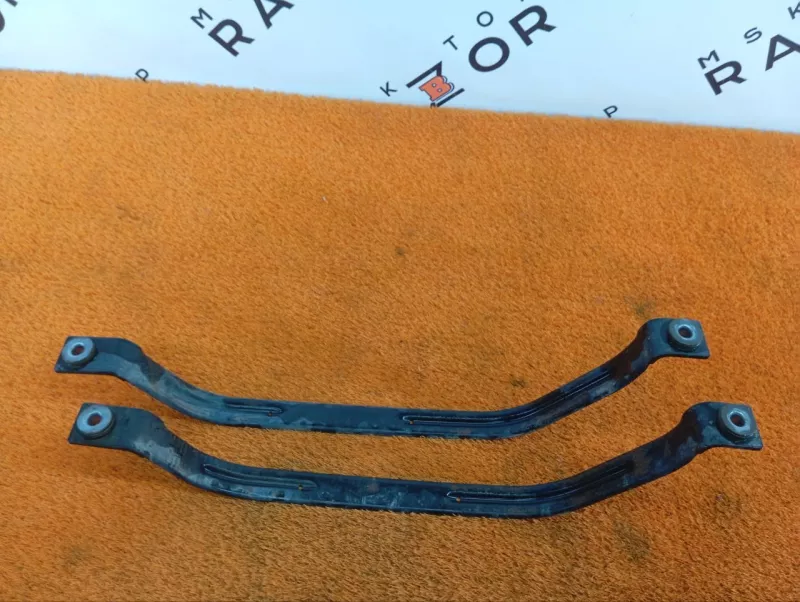 Крепление топливного бака