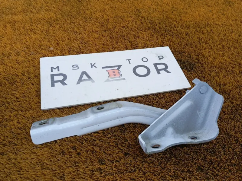 Петля капота