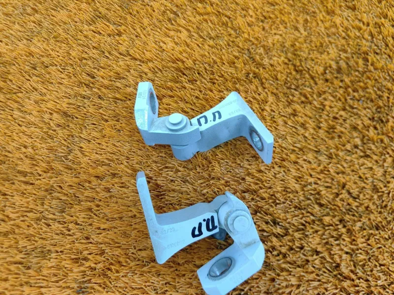 Петля двери